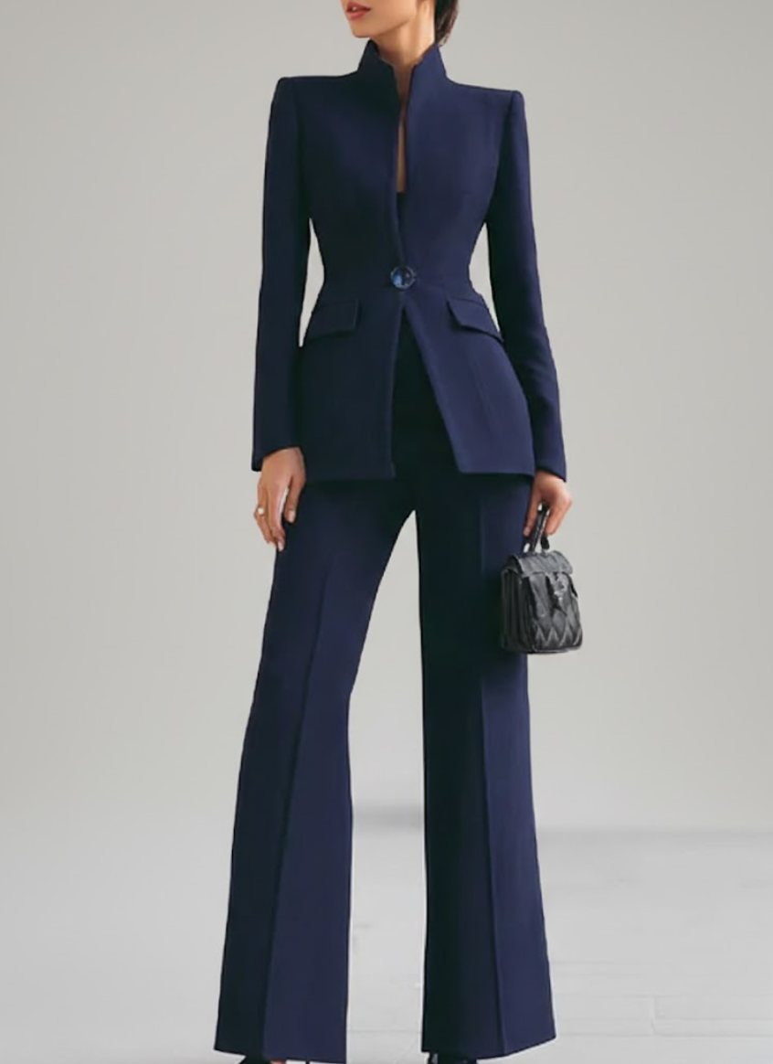 Dominique™ — Tailleur pantalon bleu nuit intemporel